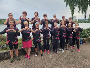 Pink Paddler Koblenz Gruppenbild mit Herzen